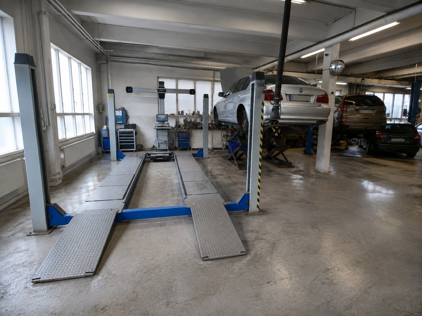 Viking Motorsin korjaamohalli Helsingin Metsälässä — nelipyöräsuuntauksen nostin