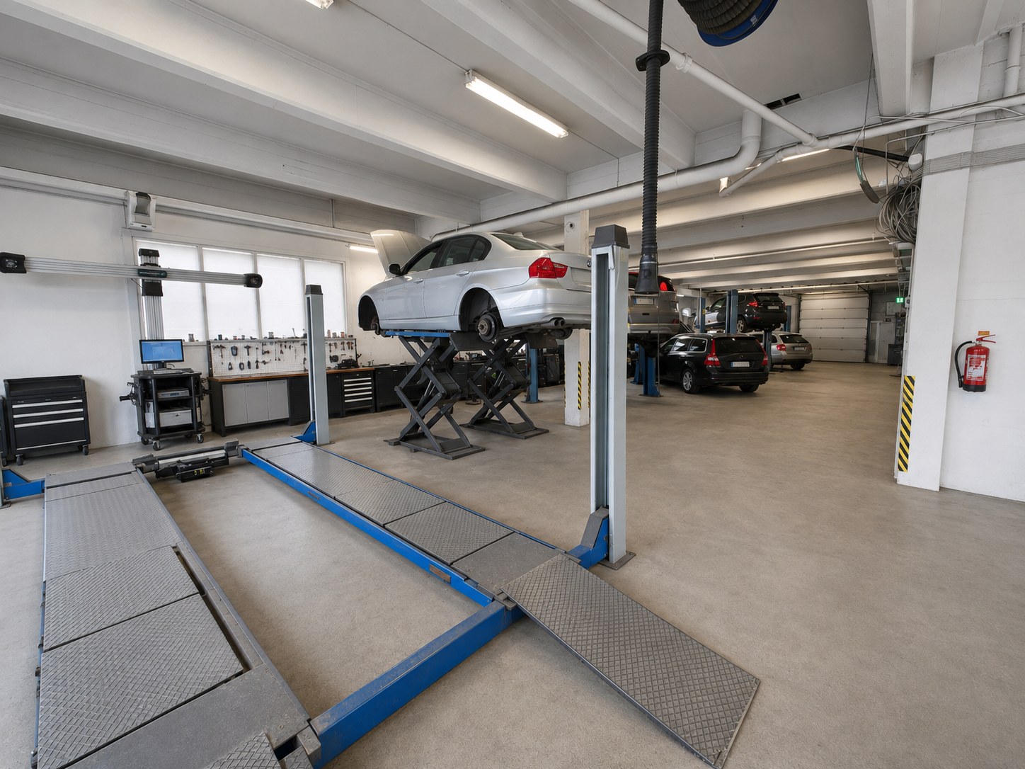 Viking Motorsin korjaamohalli Helsingin Metsälässä — suuntauslaitteet ja nostimet
