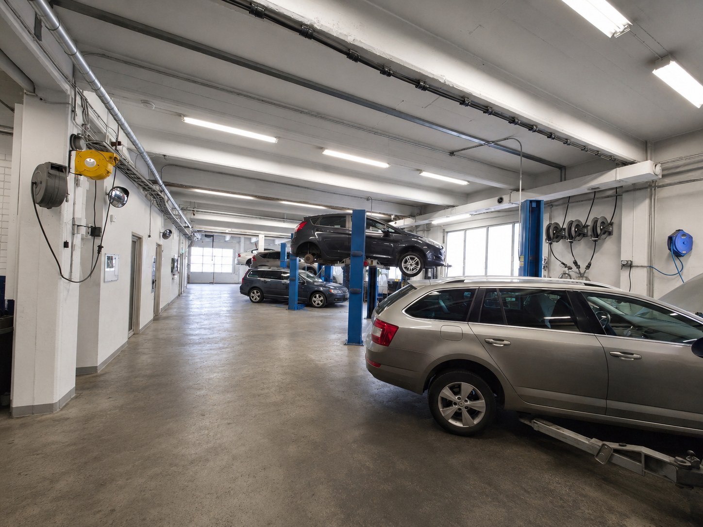 Viking Motorsin korjaamohalli Helsingin Metsälässä — huoltohalli ja työpisteet