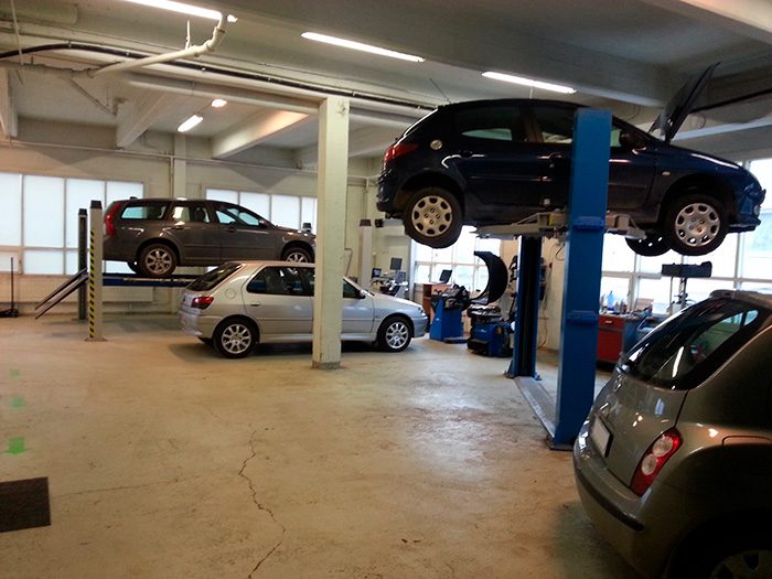 Viking Motorsin korjaamohalli — nostureita ja suuntauslaite