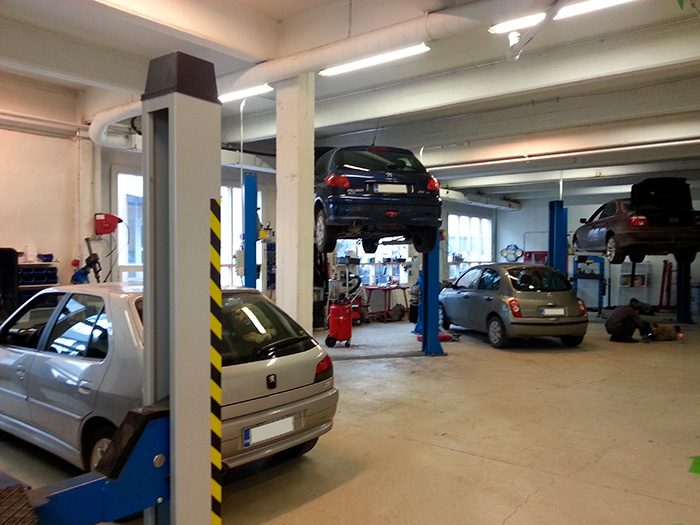 Autoja nostureilla Viking Motorsin korjaamolla Metsälässä